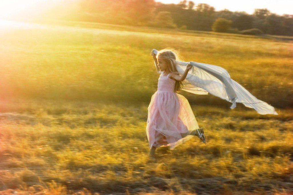 Песня бегу по краю света. Девушка в поле. Девушка бежит по полю. Девушка кружится в платье. Девушка на ветру.