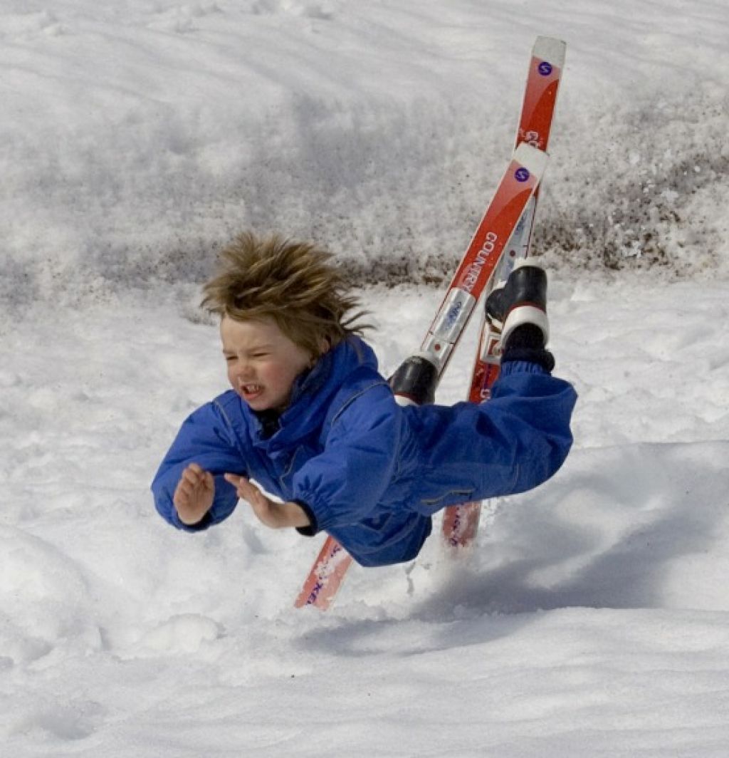 Ребенок упал с горки. Дети на горных лыжах. Дети катаются на лыжах. Дети горнолыжники. Дети на Горке.