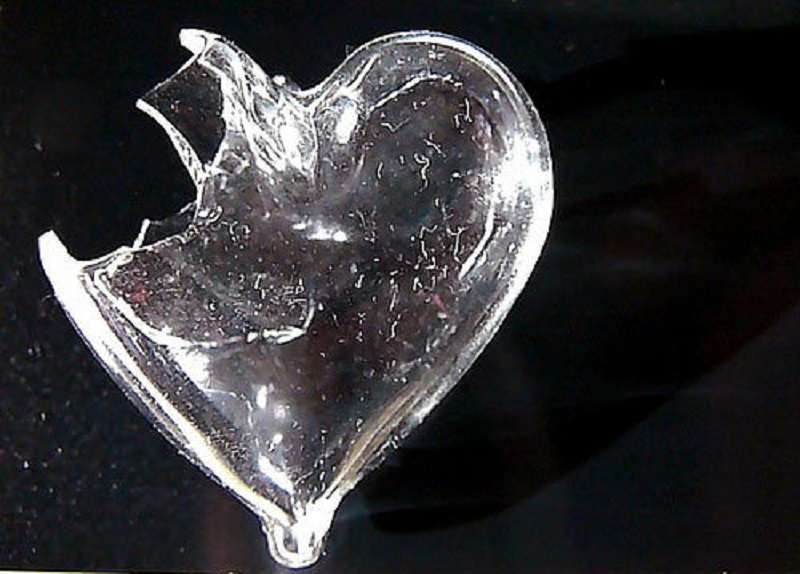 Любимых не обижайте не разбивайте хрустальный. Хрустальное сердце. Сердце из стекла. Разбитое стеклянное сердце. Ледяное сердце.