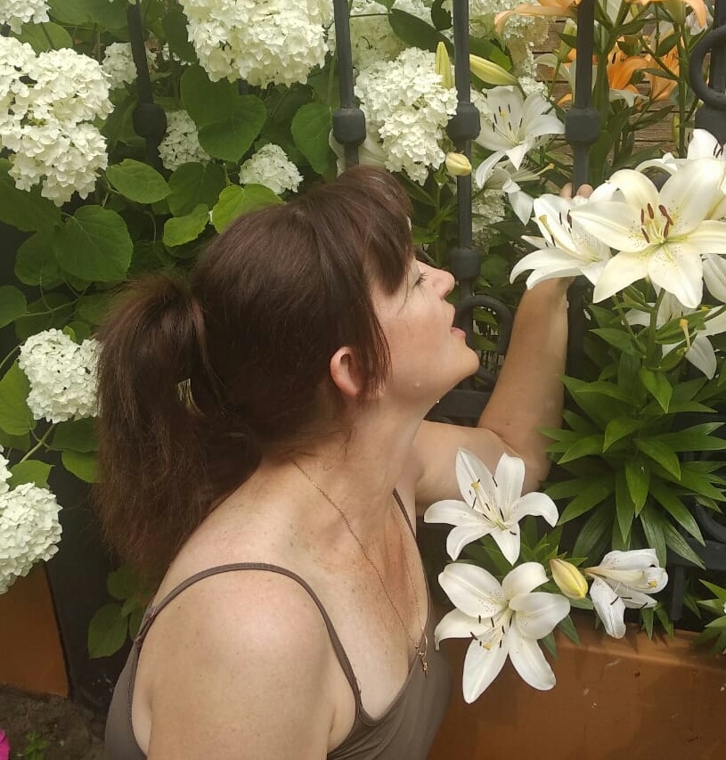 Цветы и женщина