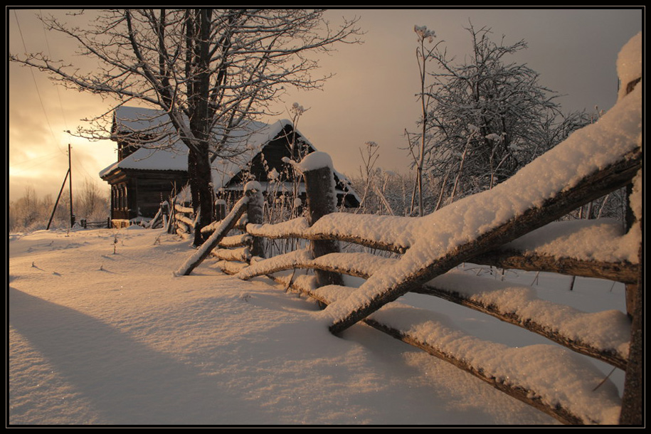 Деревенский домик зимой. Снежная зима в деревне. Заснеженный домик. Деревня в снегу. Зима завалила деревню пушистым снегом.