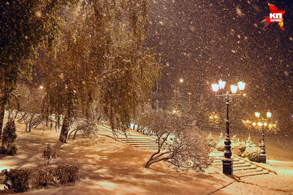 Вечером снежок. Снежный вечер. Снег вечером. Снегопад ночью. Заснеженный парк вечером.