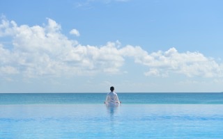 В море один