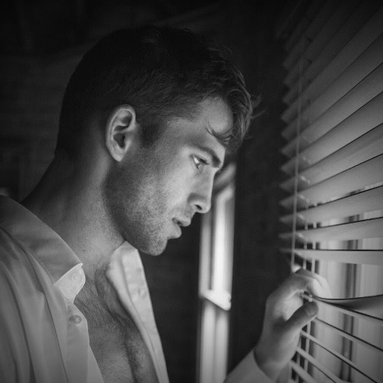 Одинокий парень с девушкой. Парень с цветами на лавочке. Человек ждет. Парень ждет бывшую. Цветы на скамейке.