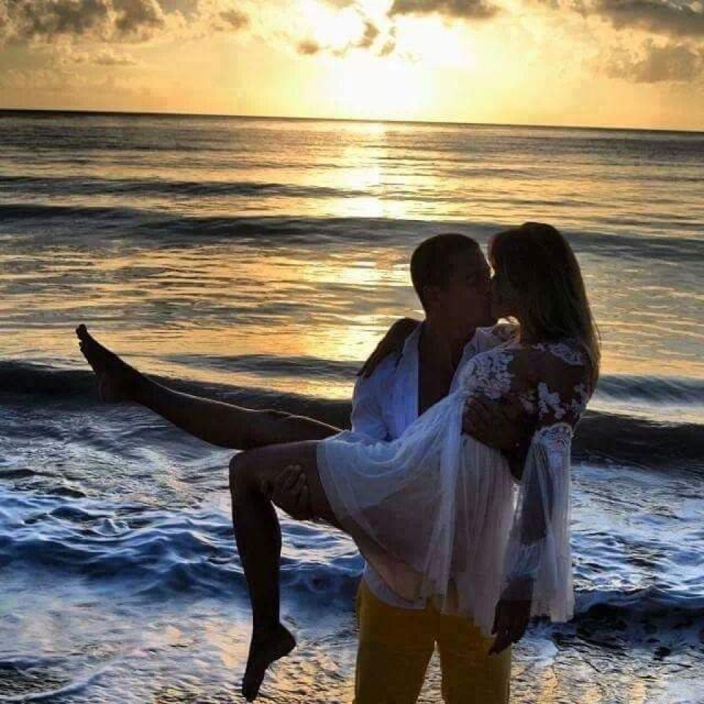 Девушка носит парня на руках. Влюбленные на море. Море любви. Девушка-море. Море счастья и любви.