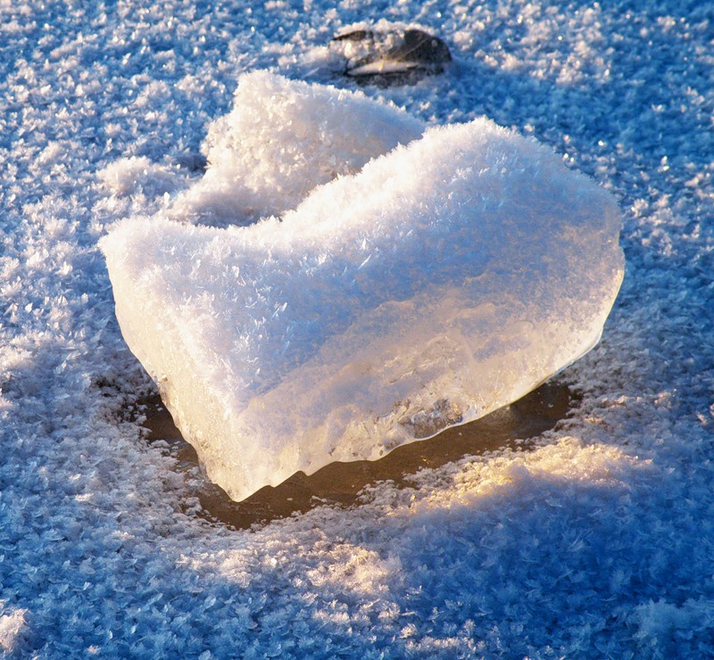 В сугробе тепло основная мысль. Кусок снега. Кусок льда. Ледяное сердце. Снег и лед.