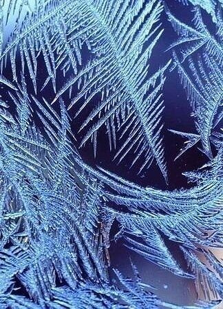 Прозрачной наледи на окнах...