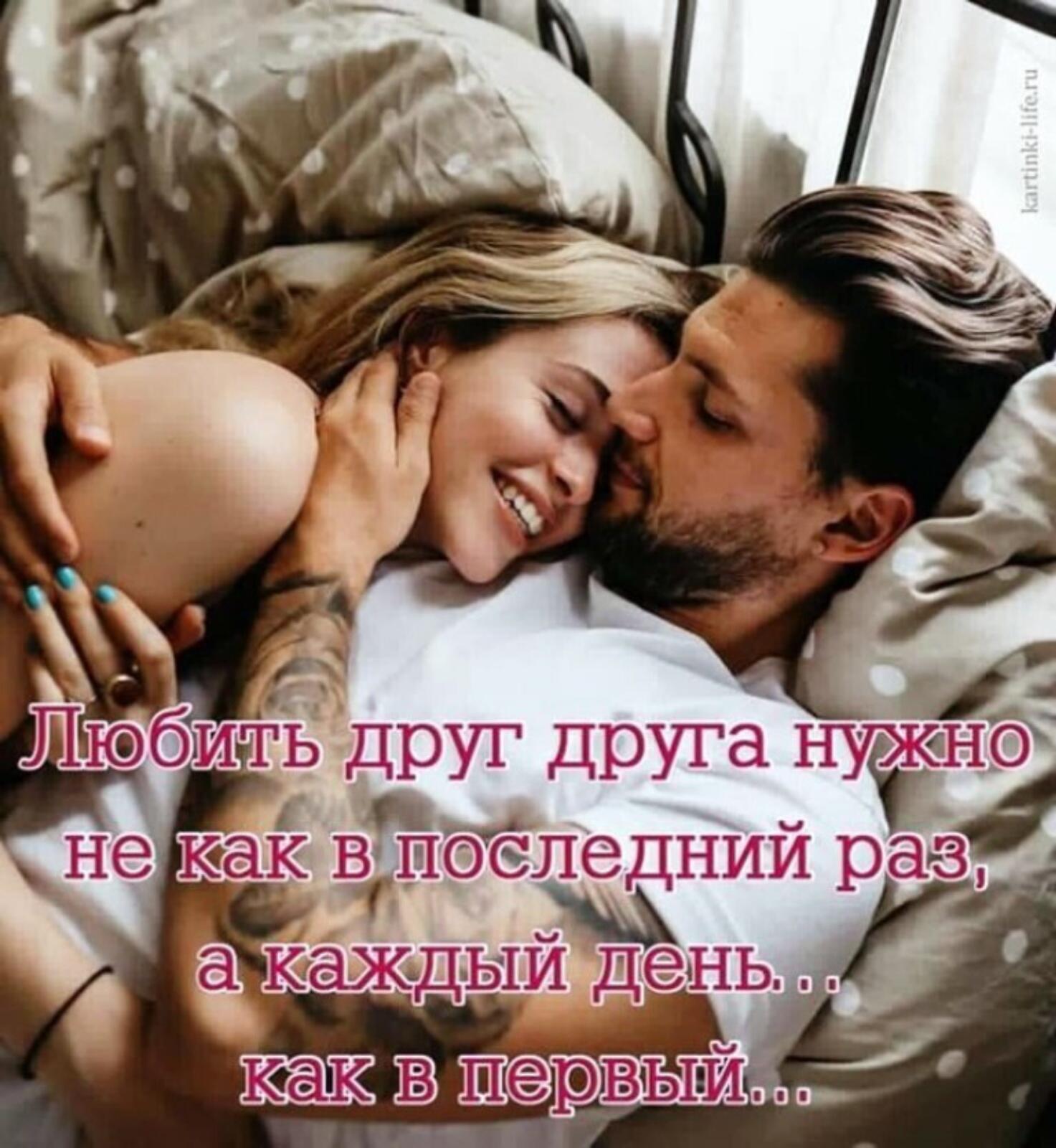 Мужчина кайфует. Наслаждение жизнью. Роскошь и богатство люди. Друзя рядом душа кайхфуй. Парень и двушка в ванне.