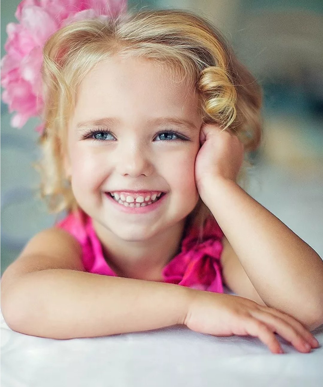 Счастливый ребенок. Красивые счастливые дети. Улыбка младенца. Шибзухова ляна. Белокурая девочка.