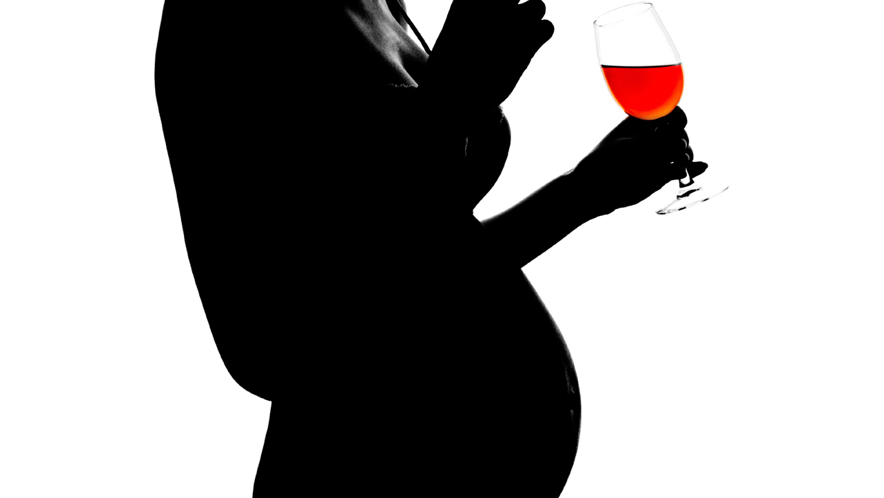 Бокал вина при беременности. Девушка с бокалом. Алкоголь и беременность. Пьющие беременные женщины.