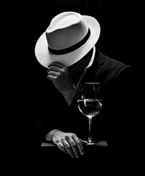 Я вновь один свой вечер коротаю