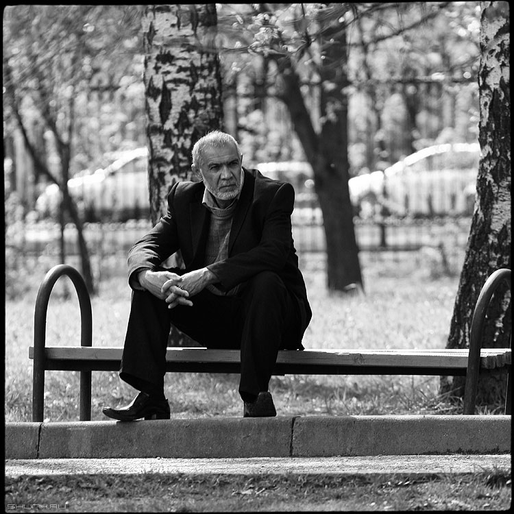 Одинокие мужчины в россии. Пожилой мужчина. Старик на скамейке. Одинокий старик. Пожилые люди на скамейке.
