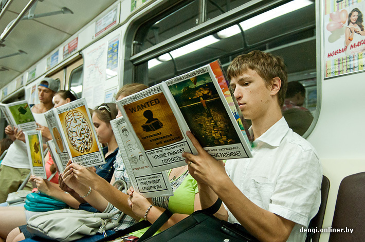 Она читает в метро. Книга для чтения в метро. Чтение книг в транс. Чтение в транспорте. Люди читают в метро.