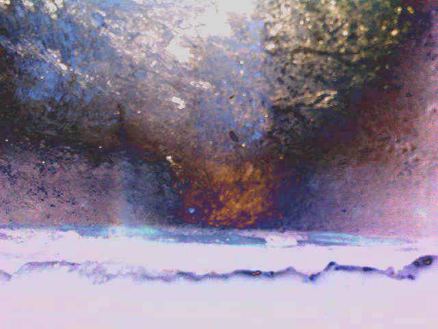 По косогору заползает солнце