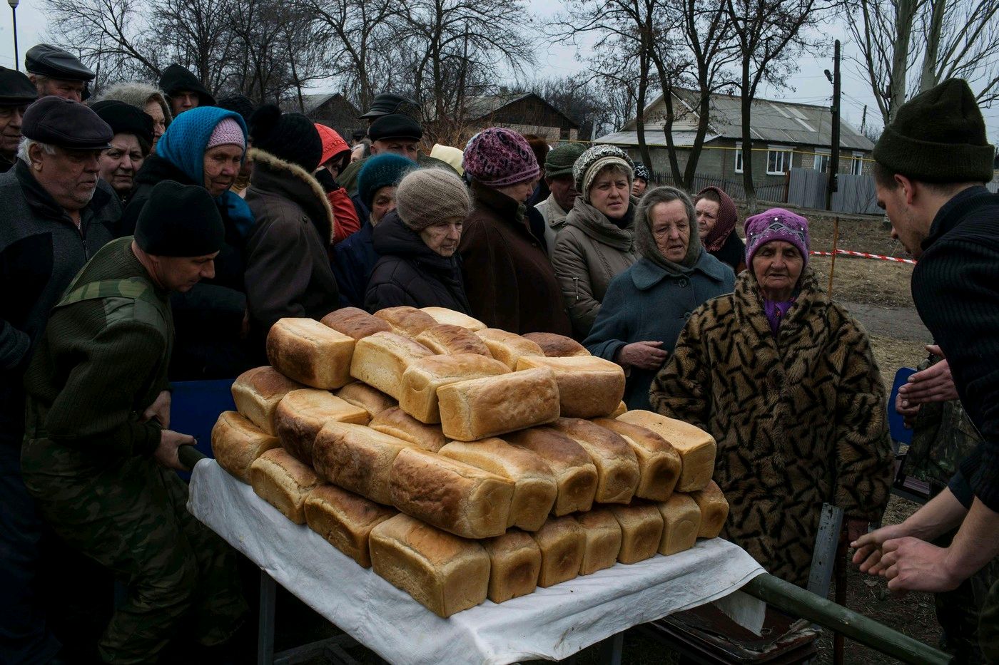 Собирают люди хлеб