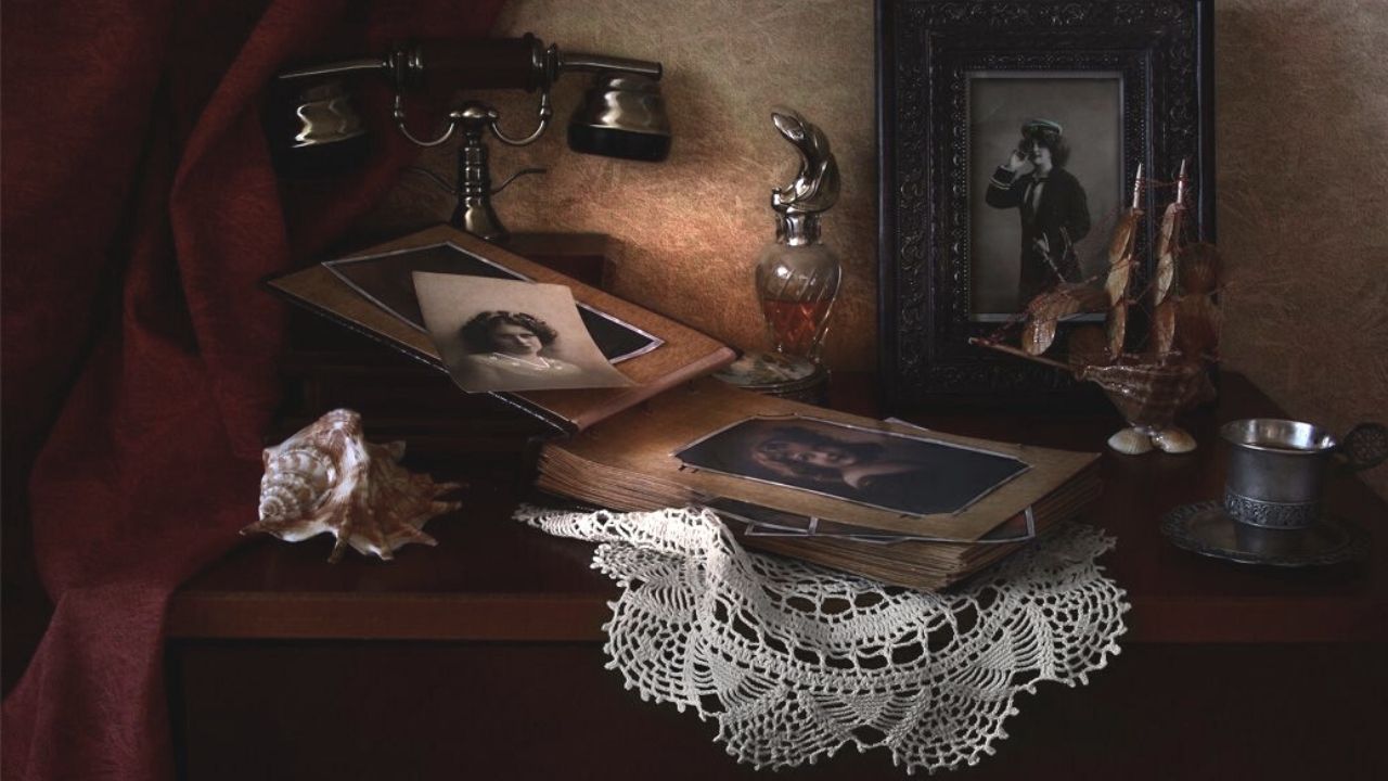 натюрморт телефон. натюрморт телефон. натюрморт со старинными предметами. натюрморт с телефоном. телефонный аппарат на столе.