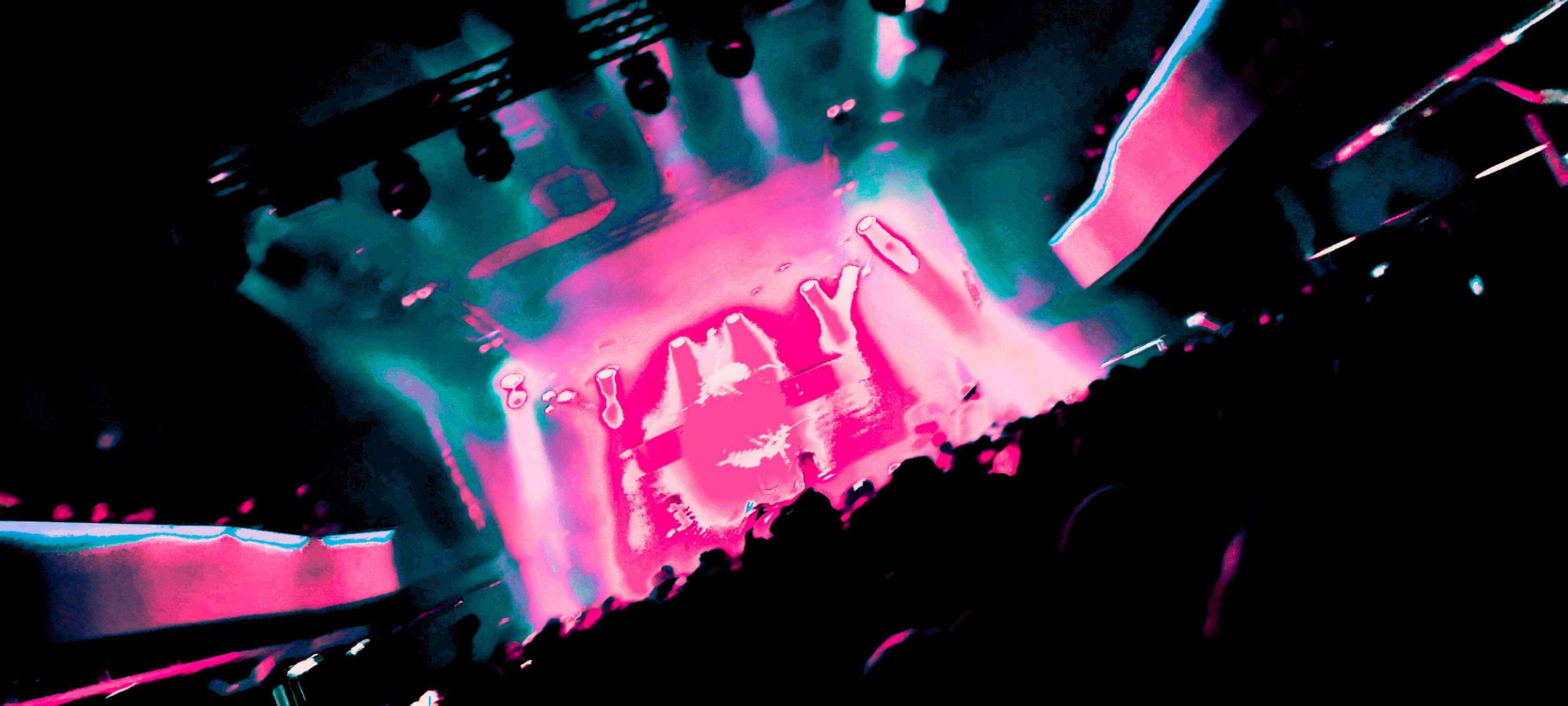 Птица в окне