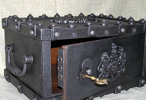 Старинный сейф