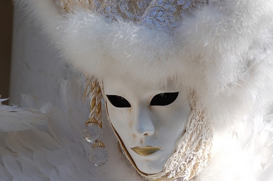 Стихи про маски. Маска венецианская. Маска карнавальная белая. Белая маска. Белая Театральная маска.