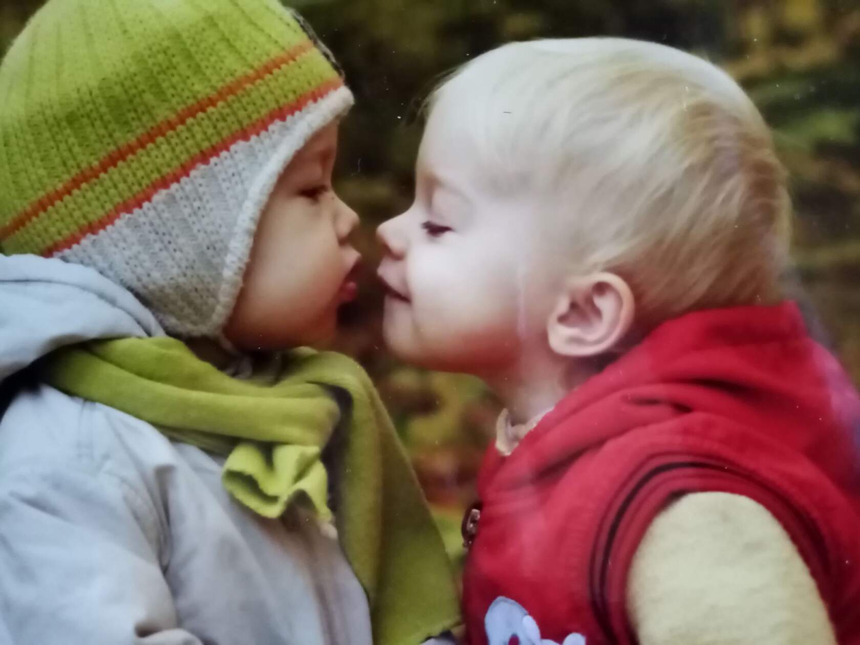 Смешной поцелуй. Тихо поцелую. Тихо поцелую. Тихо поцелую. Нежный поцелуй.