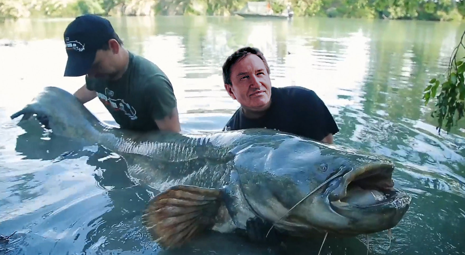 Рыбка с рыбаком в реке играла