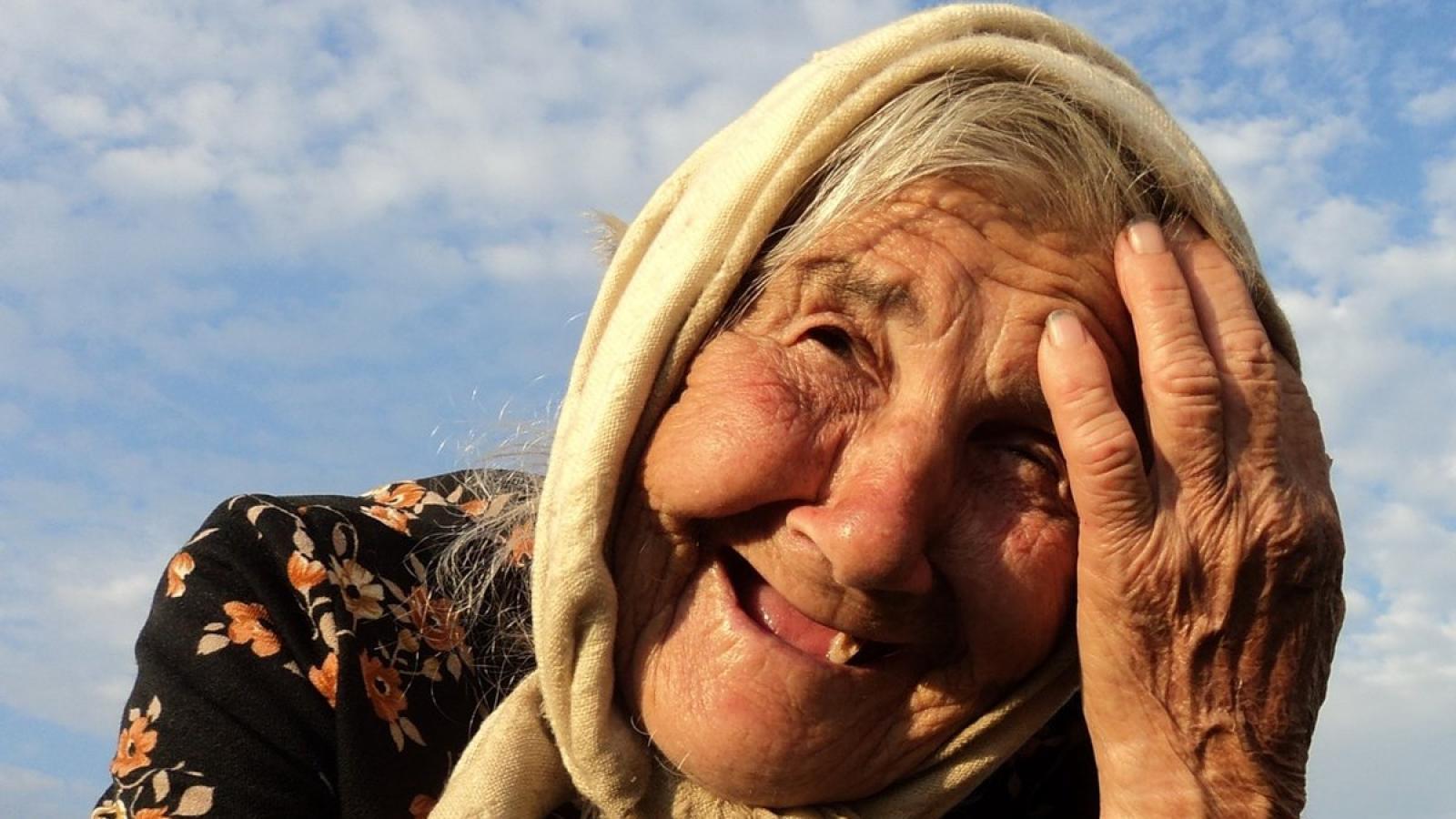 Бабушек всегда хорошо. Бабка улыбается. Бабушка смеется. Старая бабушка. Бабка ржет.