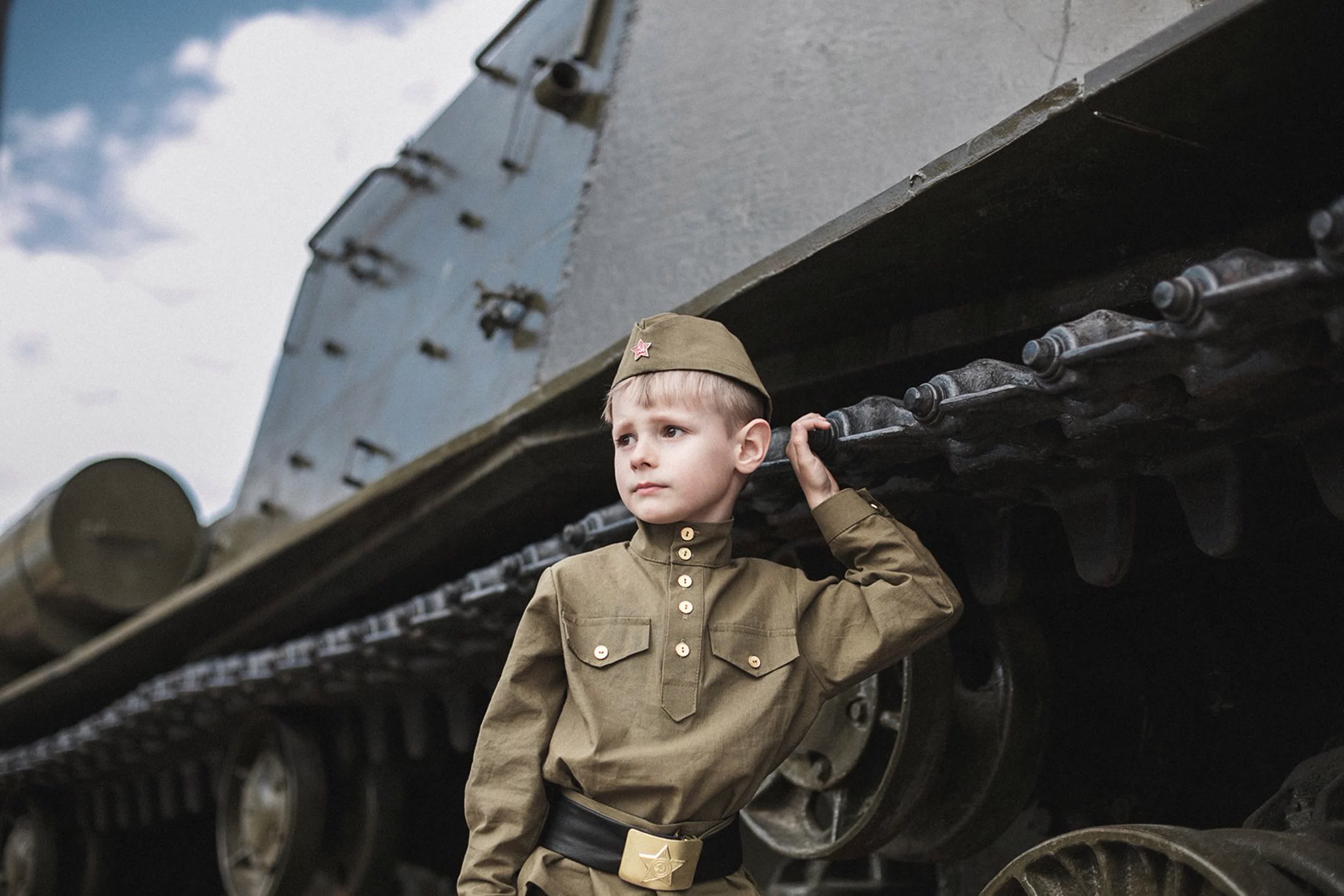 Детям 3 лет о войне. Мальчик в военной форме. Дети в военной форме. Малыш в военной форме. Мальчишки в военной форме.