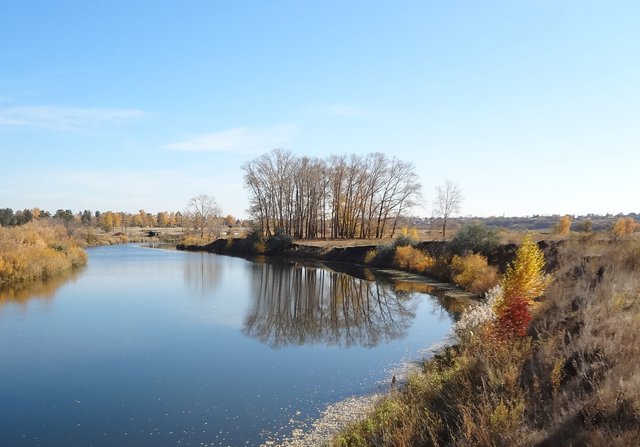 Впереди нас обманно встречают улыбки
