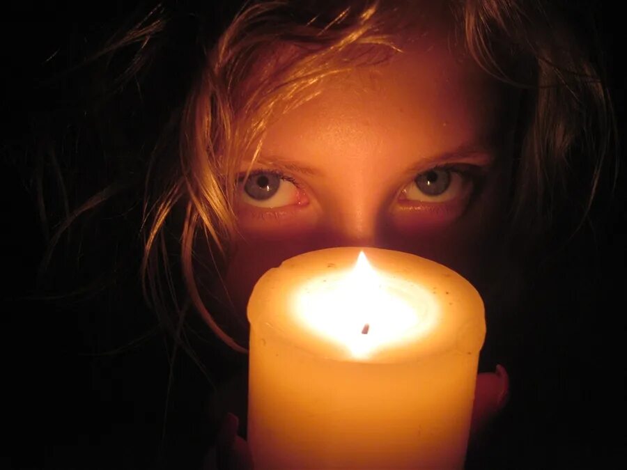 Фото свечи в темноте. Свеча в темноте. Фотосессия со свечами. Девушка со свечой. Девушка со свечой в темноте.