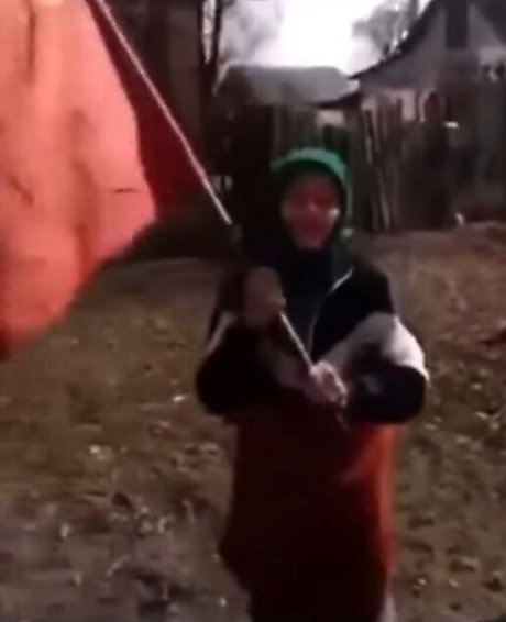 Старушка с красным флагом