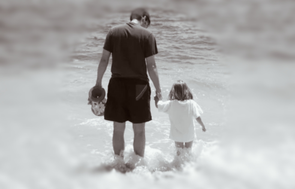 Дочка в папу пошла. Папа с дочкой со спины. Отец и дочь за руку. Девочка с папой на море. Отец и дочь у моря.