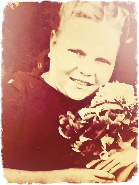 Мамочка за швейной машинкой