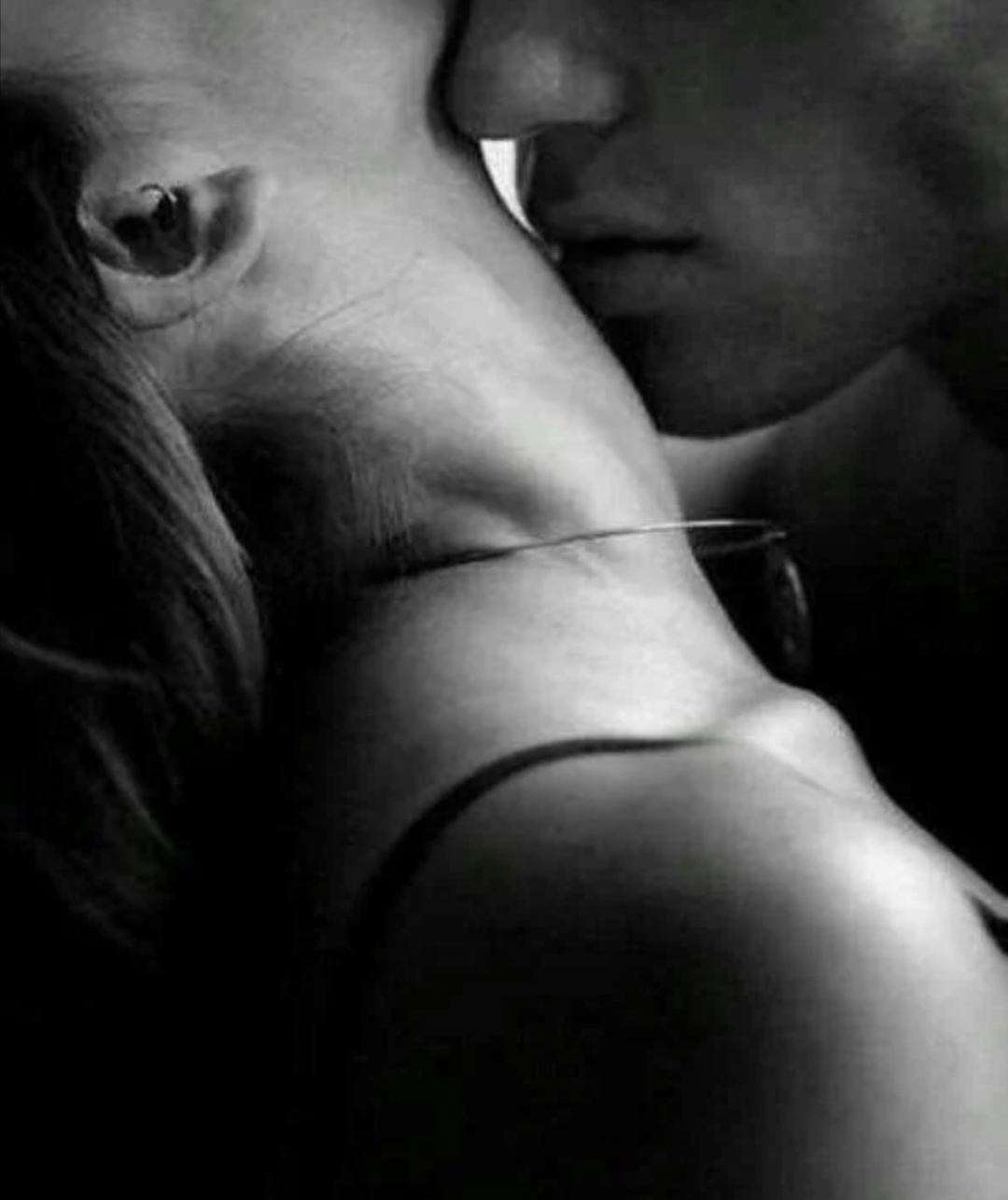 Красивый поцелуй груди. Поцелуй страсть. Поцелуи тела. Нежный поцелуй в шею. Страстные прикосновения.
