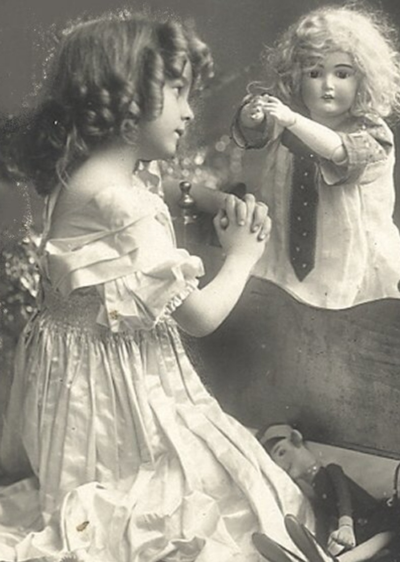 Картинка девочка с куклой. Проклятая цыганская кукла Летта. Куклы старинные и Антикварные. Девочка и старинная кукла.