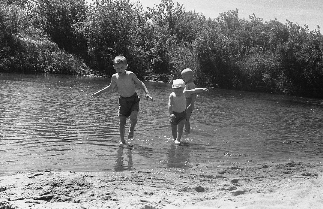 Купаются ретро. Советские дети летом. Советские дети на реке. Дети купаются в реке. Дети на речке в деревне.