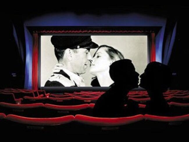 Последний ряд в театре. Поцелуй в кинотеатре. Поцелуй в кинозале. Влюбленные в кинотеатре. Последний ряд в кинотеатре.