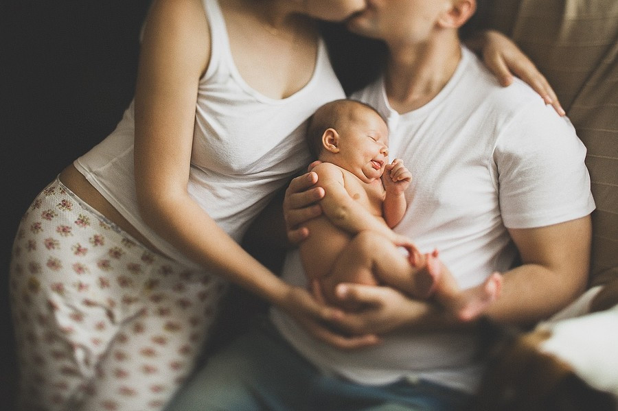 Вдвоем маму рассказ. Семья с новорожденным ребенком. Фотосессия с новорожденным. Родители с младенцем.