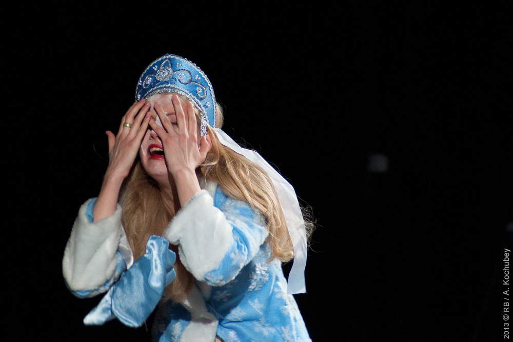 плачущая снегурочка. снегурочка театр ермоловой. снегурочка плачет. плачущая снегурочка. плакала снегурочка зиму провожая.