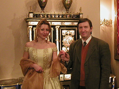 Два бокала на скатерти...