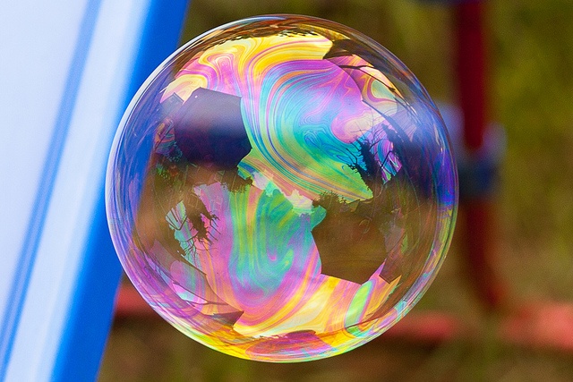 Какое явление объясняет окраску мыльных пузырей. Мыльные пузыри. Цветные мыльные пузыри. Радужные мыльные пузыри. Радужная окраска мыльных пузырей.