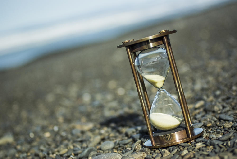 C ожидание времени. Песочные часы. Старинные песочные часы. Песочные часы в песке. Креативные песочные часы.