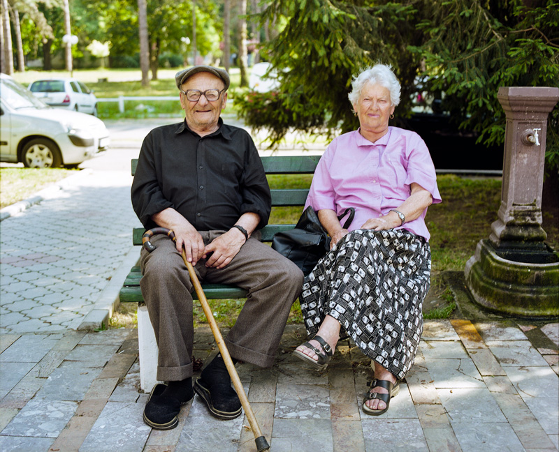 Толстый дед бабушки. Пожилые люди. Пожилые люди на скамейке. Пенсионеры. Пенсионеры на лавочке.