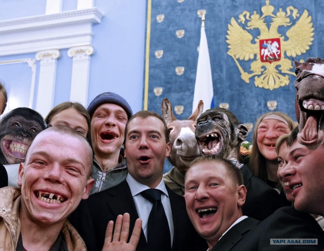 Лицо было отуманено идиотизмом. Дебилы России. Толпа смеется. Толпа идиотов.