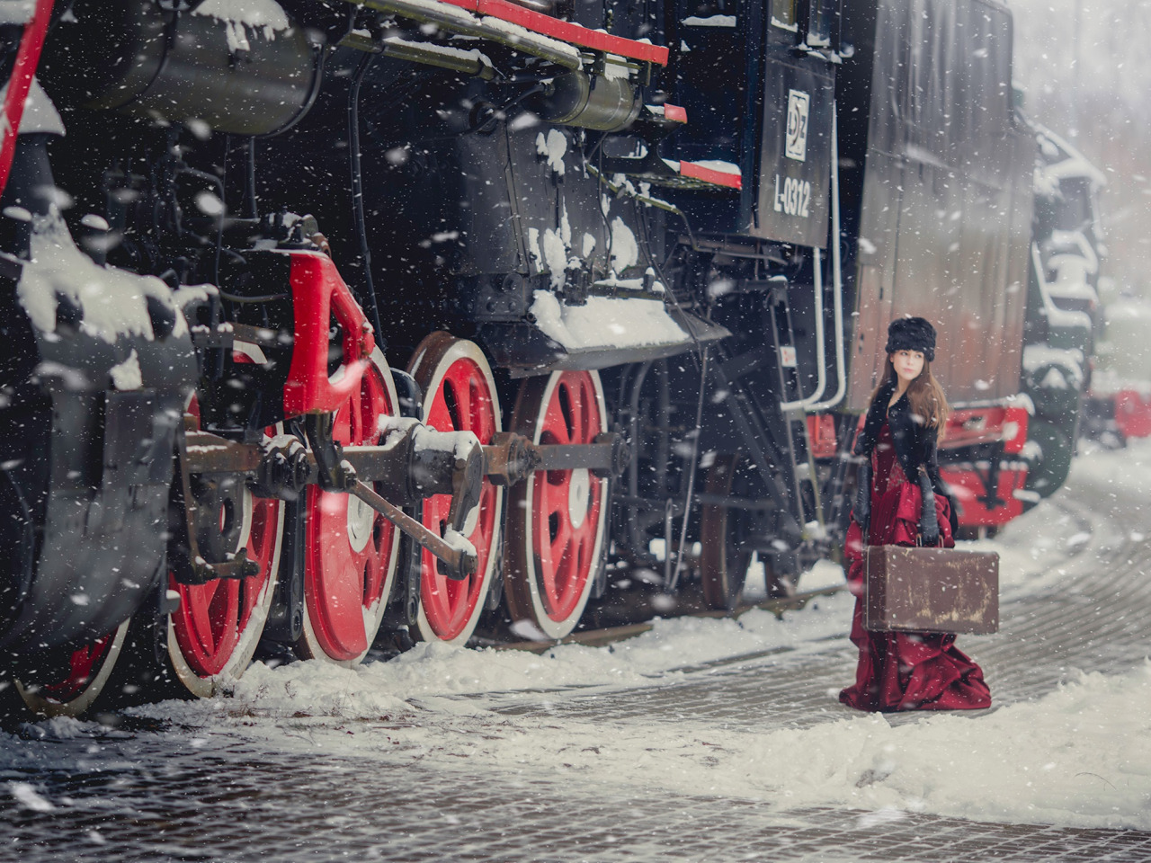 Анна Каренина, отойдите от края платформы