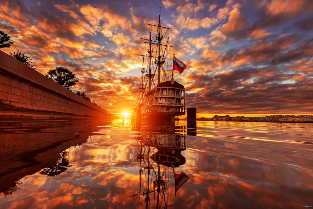Рассвет море корабль