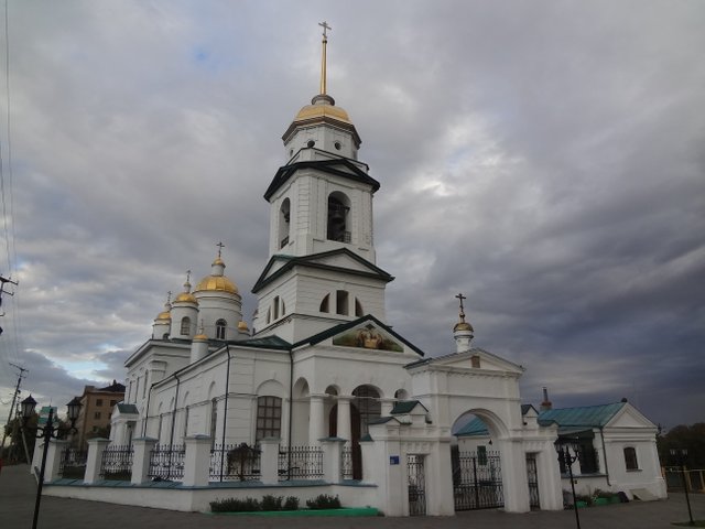 У меня за спиной бродит в дне тишина