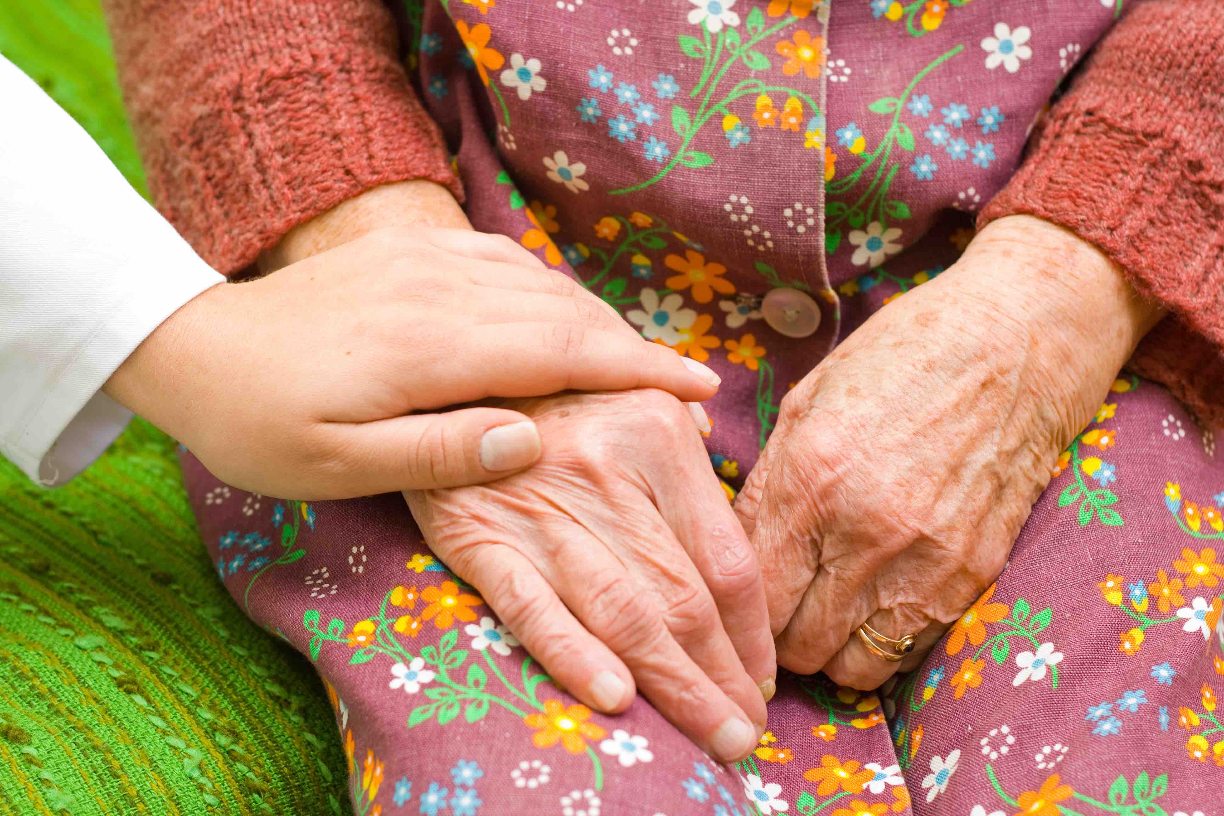 Пожилые держатся за руки. Забота о пожилых людях. Забота о пожилых родителях. Забота о стариках.