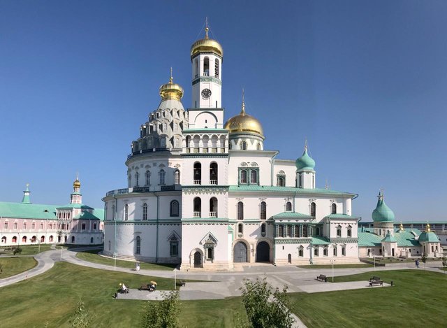 Передо мною золотые купола