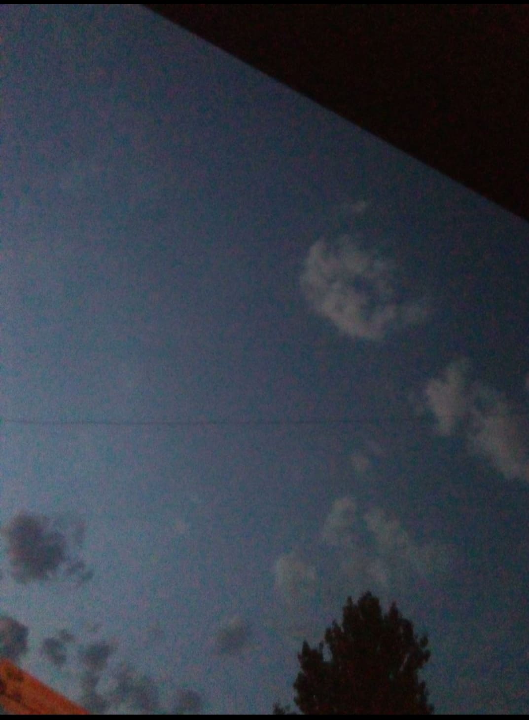 Меж прозрачных обманчиво видимых окон