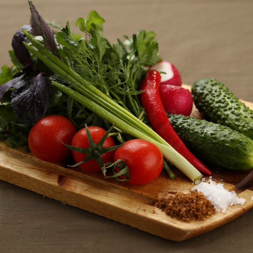 Свежие картинки. Овощи на тарелке. Свежие овощи и зелень. Свежие овощи на столе. Овощи на подносе.